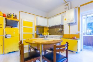 Cucina Gialla del BnB BabaruM vicino Rovereto